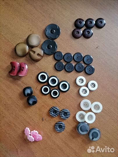 Пуговицы разные много