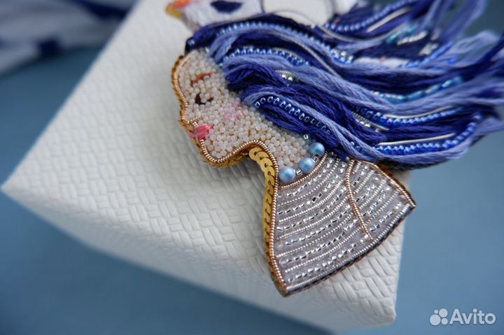 Брошь Девушка с мечтами о море