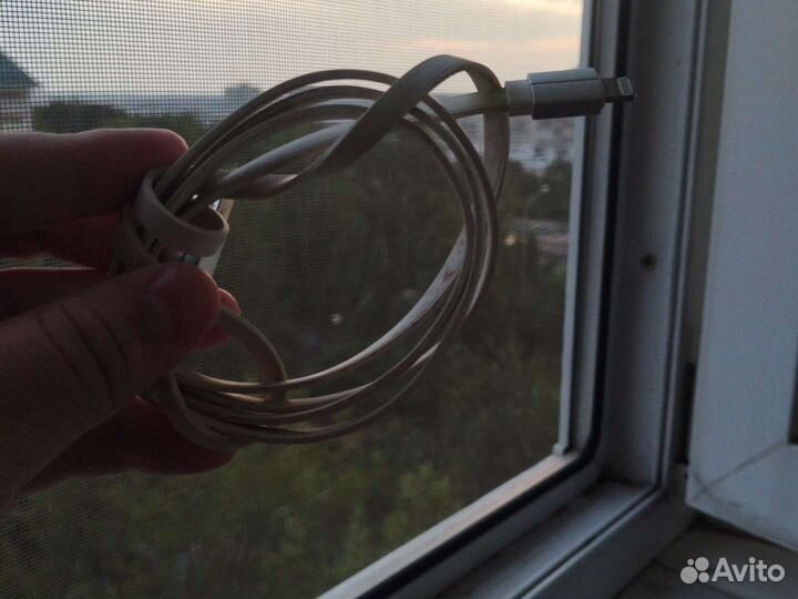 Зарядный шнур на iPhone