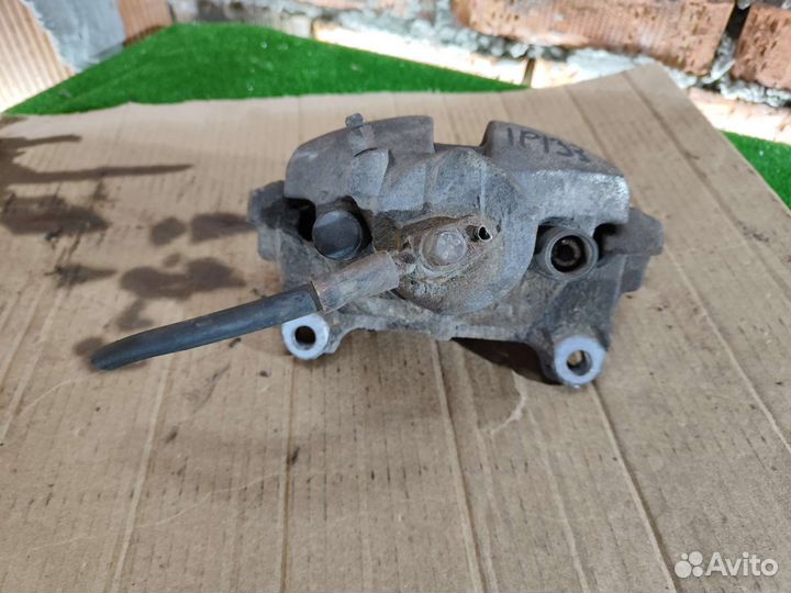 Суппорт передний левый Volkswagen Passat B6