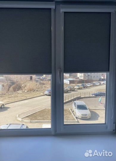 Рулонные шторы в коричневом коробе Y0290