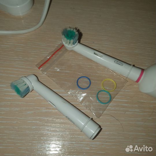 Электронная зубная щетка braun