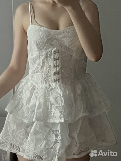 Белое кружевное платье мини в стиле лолита
