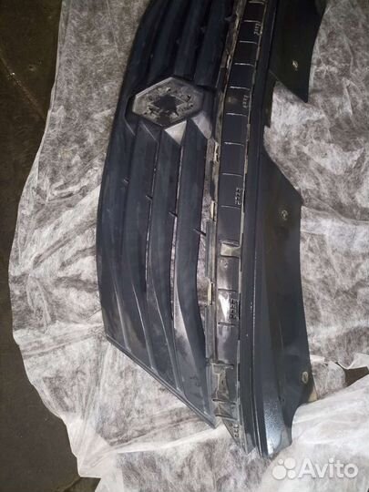 Решетка радиатора Renault Logan