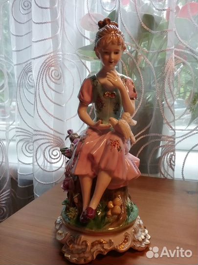 Старинная статуэтка