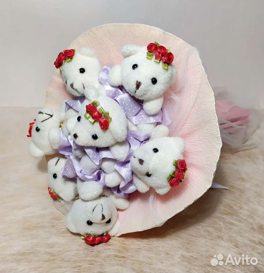 Декоративный розовый букет из медведей