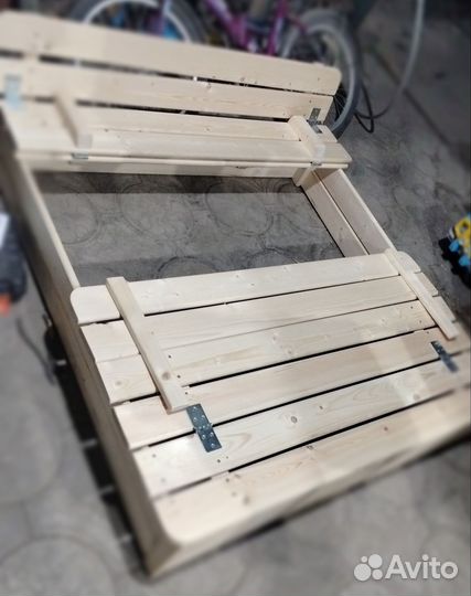 Детская песочница с крышкой из хвои