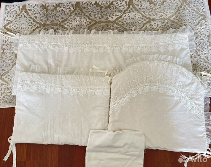 Детская кроватка с маятником