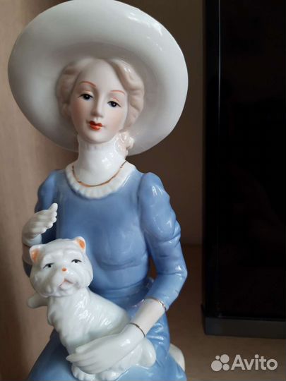 Коллекционная статуэтка Дама с собачкой фарфор