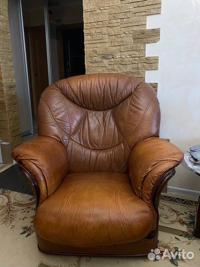 Кожаный диван и 2 кресла