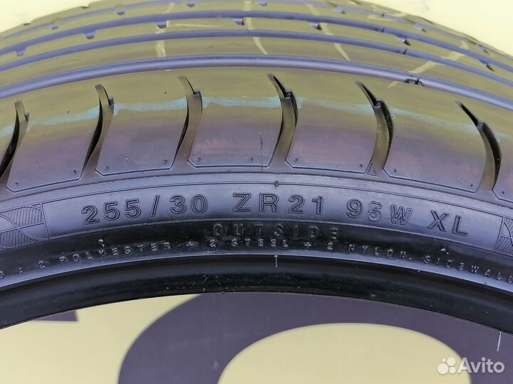 Accelera PHI 255/30 R21