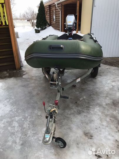 Лодка с мотором и прицепом