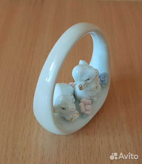 Статуэтка фарфоровая