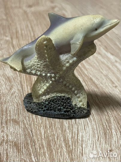 Фигурка дельфина