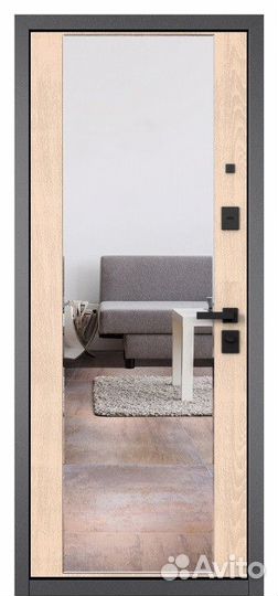 Входная дверь в квартиру с зеркалом