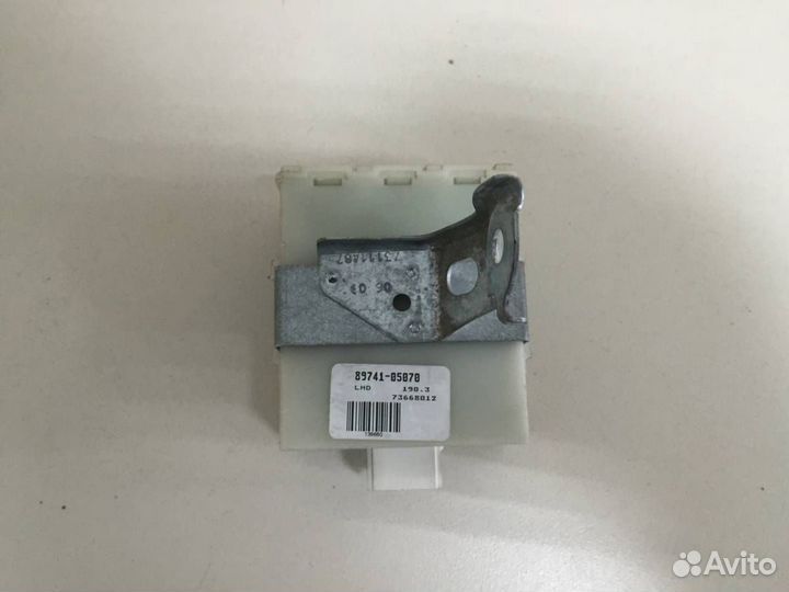 Блок управления центральным замком Toyota Avensis