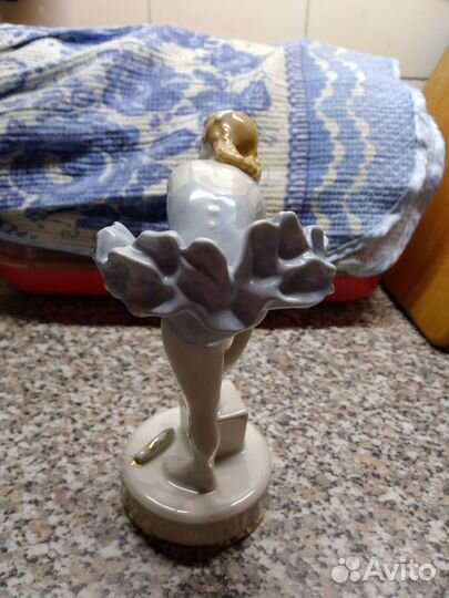 Статуэтка Балерина одевает пуанты