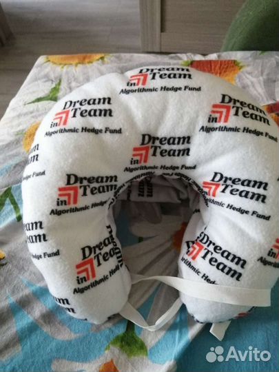 Подушка на шею с капюшоном в автобус самолет