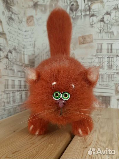 Пушистый котик ручной работы, вязаный