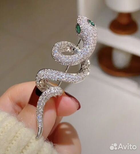 Брошь Сверкающая змейка символ 2025 года