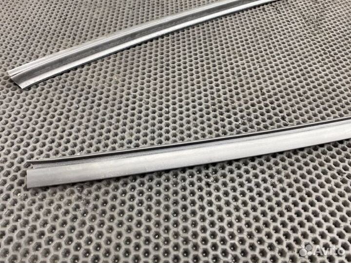 Уплотнитель стекла передний Mercedes-Benz V-Class