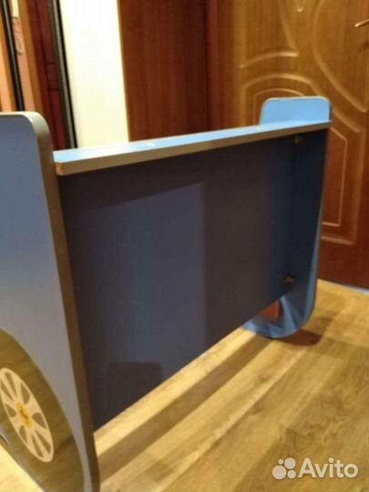 Детская кровать машина