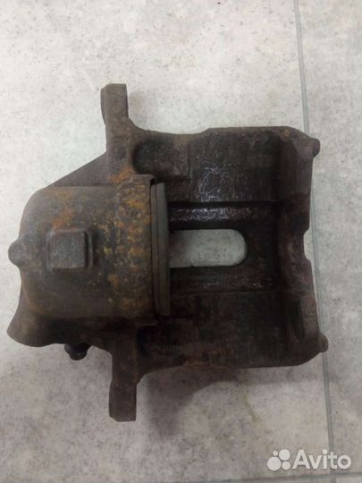 Суппорт тормозной передний левый Renault Laguna 1