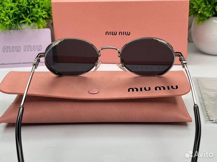 Солнцезащитные очки Miu Miu