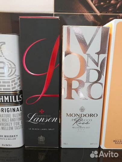 Пустые коробки и бутылки из под элитного алкоголя