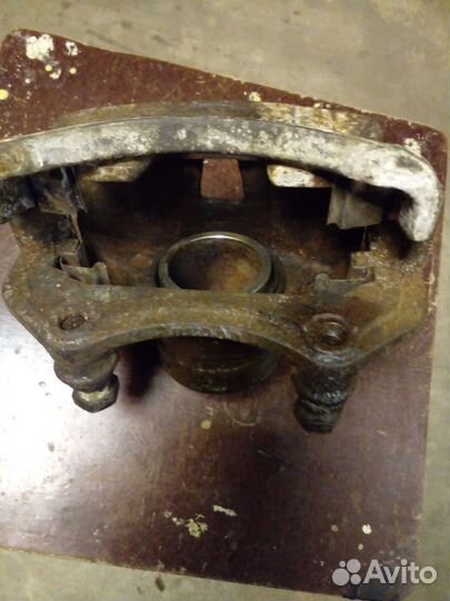 Суппорт левый Ниссан Альмера Кллассик