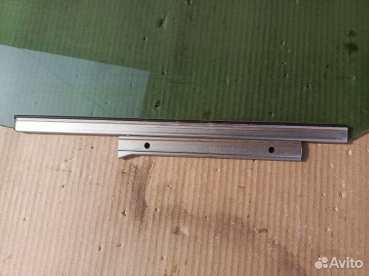 Стекло задней левой двери Toyota Camry XV70