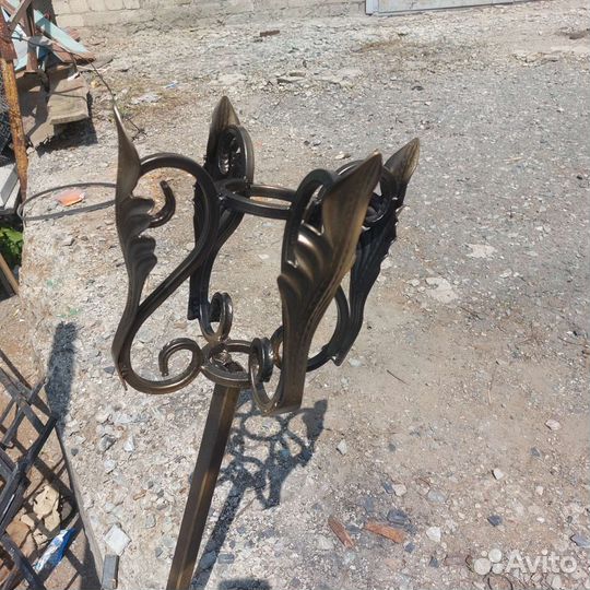 Оградки на кладбище, кресты из металла