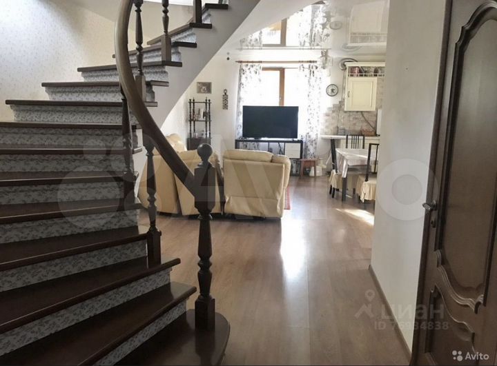 Дом 198 м² на участке 5,5 сот.