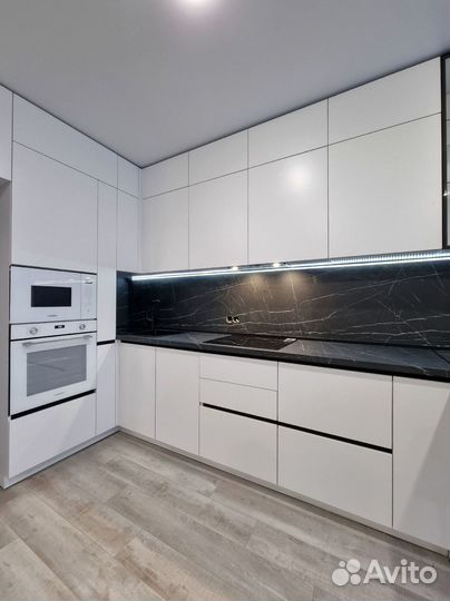 Кухня угловая с высокими шкафами