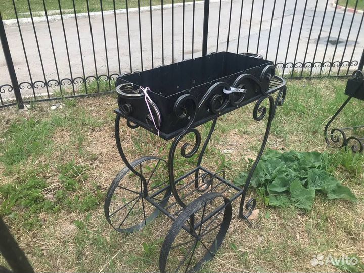 Кованый мангал на колесах