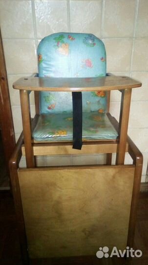 Стол и стул для кормления из натурального дерева