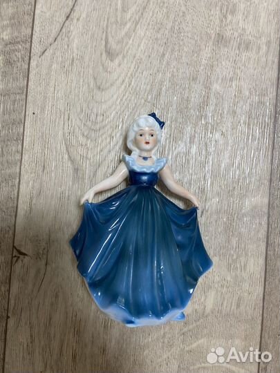 Статуэтка фарфоровая