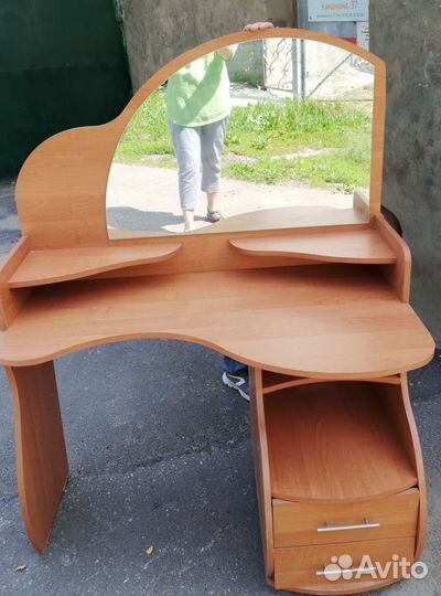 Туалетный столик с зеркалом