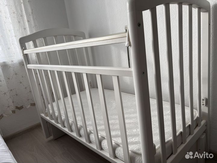 Кроватка детская с маятником