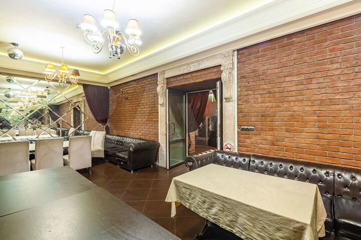 Помещ. с арендатором (общепит) - у метро (265 м²)