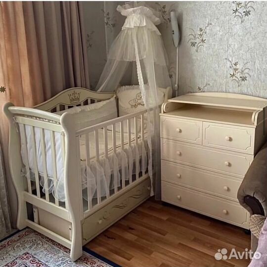 Кроватка и комод для малыша с короной
