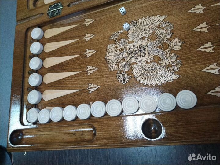 Нарды Герб, дуб