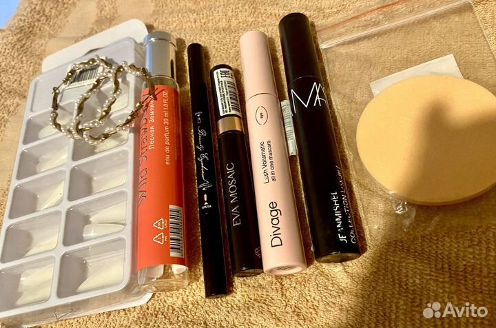 Набор косметики и аксессуаров