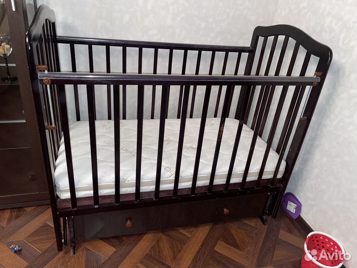 Детская кроватка с продольным маятником