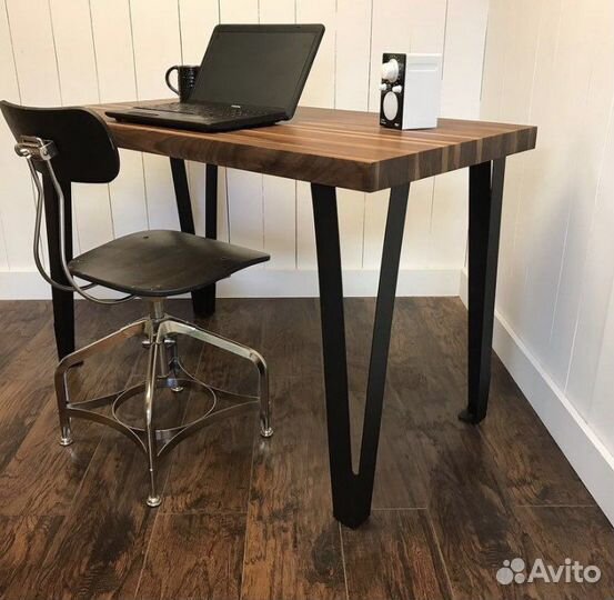 Стол письменный с тонкими ножками из металла