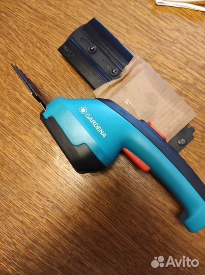 Аккумуляторные ножницы-кусторез Gardena