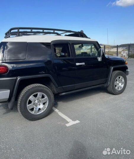 В разборе Toyota FJ Cruiser 2008 год