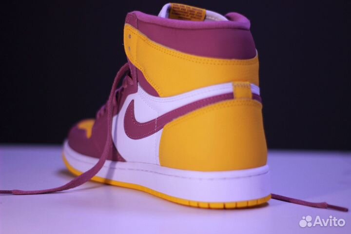 Nike Air Jordan 1 High OG University Gold