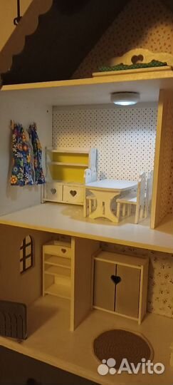 Большой кукольный домик с мебелью