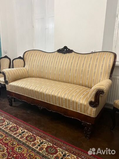 Антикварный диван